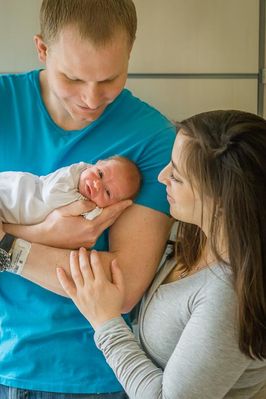 Isla Elizabeth and her parents

