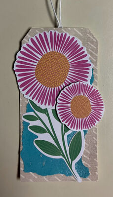 Flower
May tag challenge 
Keywords: ink spray;fussy cutting;flowers;ripped edges